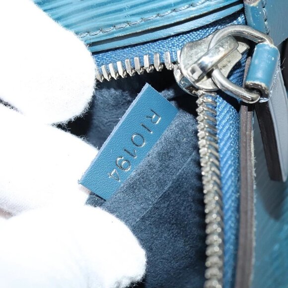 LOUIS VUITTON Epi Neo-Osh Clutch Bag Cyan LV Auth 120827 - Picture 13 of 16